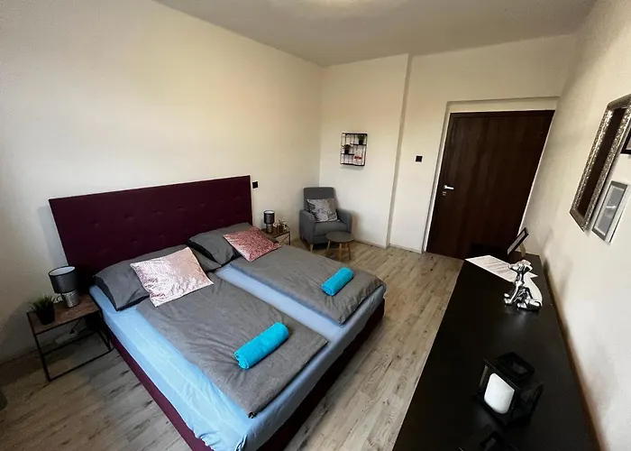 Large 3 Bedroom Apartment With City Skyline View