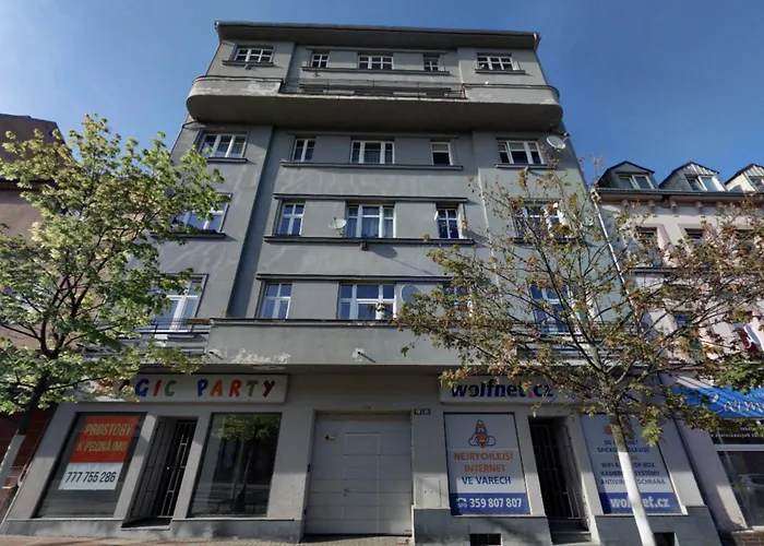 Large 3 Bedroom Apartment With City Skyline View