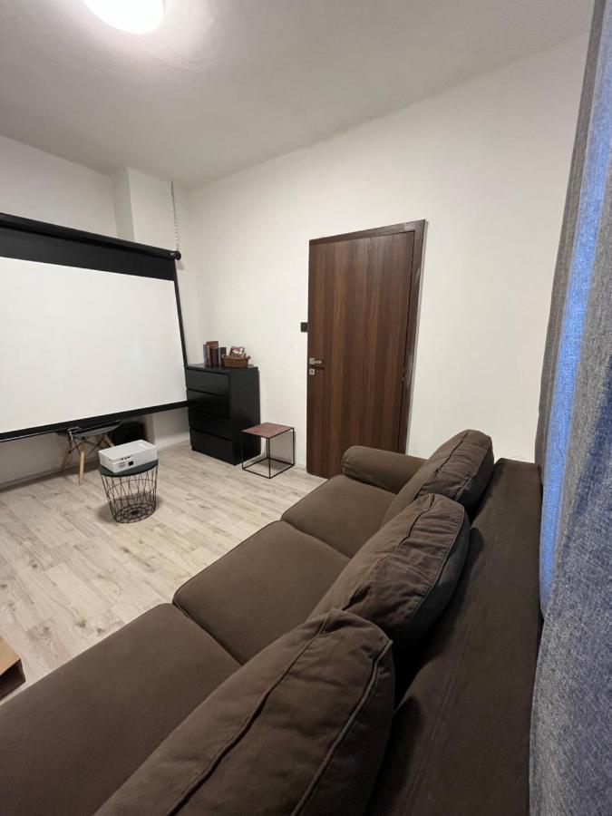 Large 3 Bedroom With Skyline View Apartment *