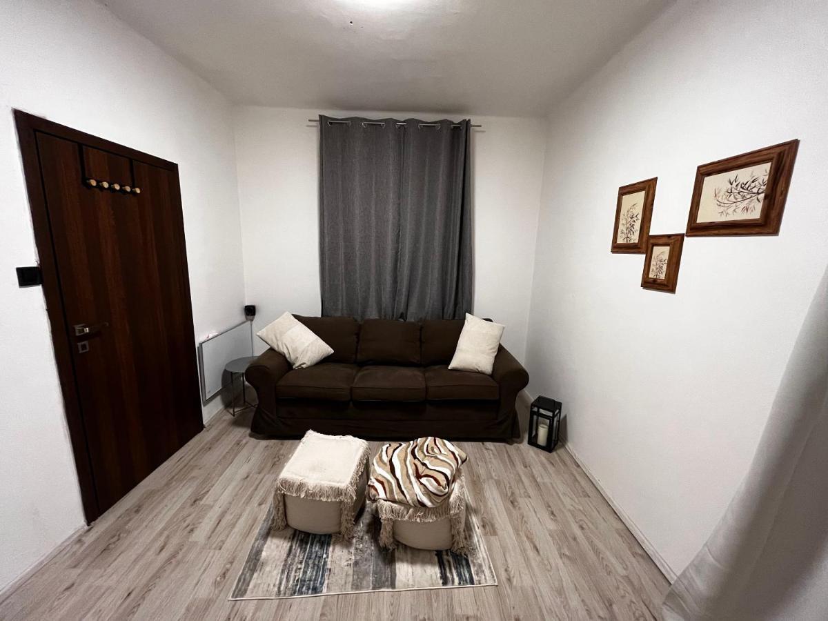Large 3 Bedroom With Skyline View *