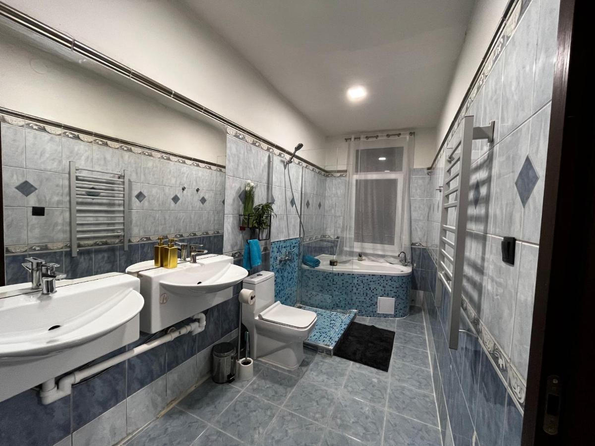 Large 3 Bedroom With Skyline View Apartment *