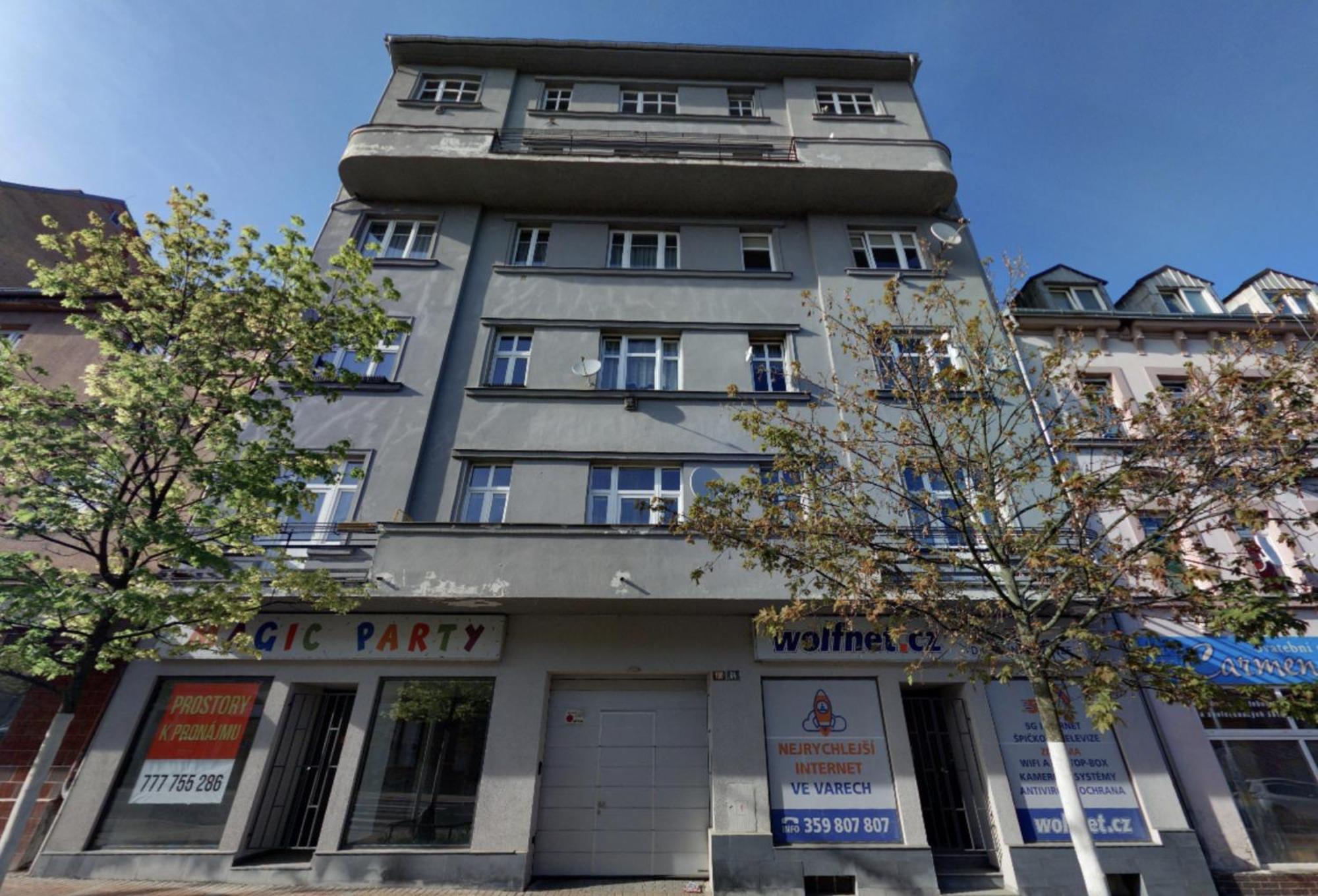 Large 3 Bedroom With Skyline View Apartment *